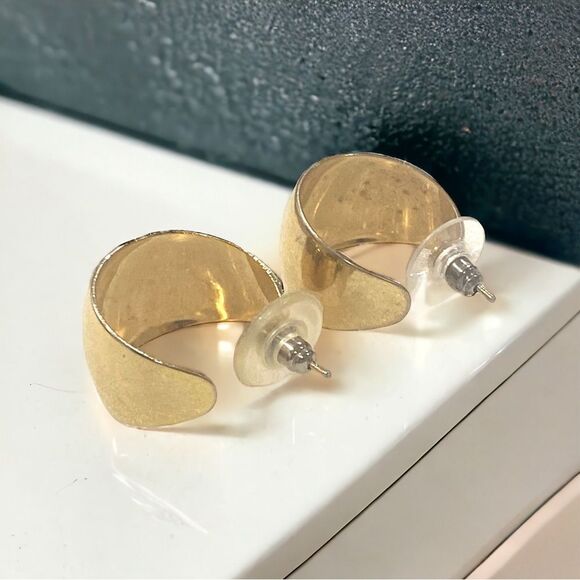 Vintage Wide Gold Tone Hoop Earrings for Pierced Ears Unbranded - Picture 6 of 6